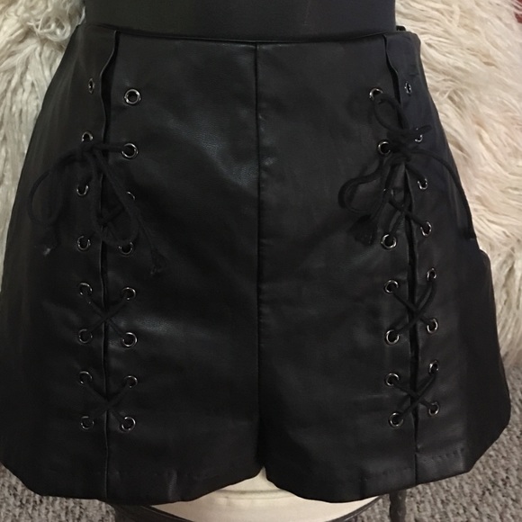 eyelet Pants - Eyelet faux leather shorts